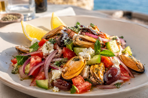 Salade de moules à la grecque : une recette méditerranéenne pleine de fraîcheur