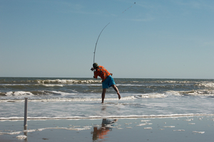 Pêche au lancer depuis la plage : le matériel idéal pour débuter sans se compliquer la vie