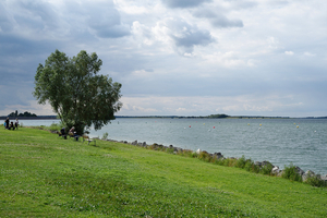 Cet immense lac artificiel devient le refuge idéal pour des vacances loin du littoral
