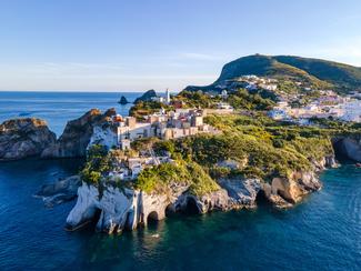 Cet été, Ponza dévoile une Italie insulaire...