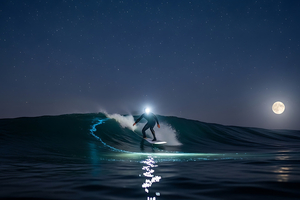 Surf de nuit : glisser dans l’obscurité, une expérience réservée aux initiés
