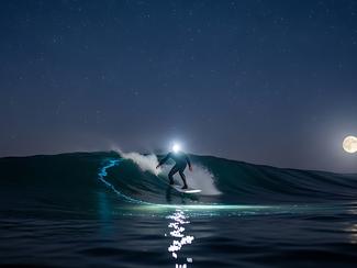 Surf de nuit : glisser dans l’obscurité, une...