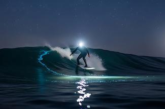 Surf de nuit : glisser dans l’obscurité, une expérience réservée aux ini...