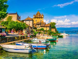 Ce village médiéval au bord du lac Léman est...