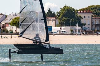 Le foil en dériveur : quand la voile légère prend son envol