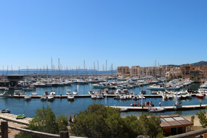 Bormes-les-Mimosas, Village préféré des Français 2026 : côté mer, un port au cœur d’un écrin préservé