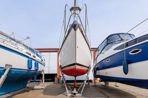 Hiverner son bateau à l’étranger : le guide pour éviter les mauvaises surprises