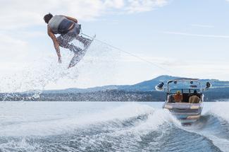 Wakeboard : les bases pour se lancer derrière un bateau cet été