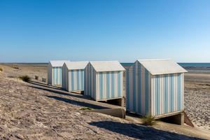 Les cabines de plage rayées : l’histoire d’un symbole indissociable de l’été