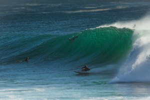 Le waveski : surfer assis avec une pagaie, le chaînon manquant entre kayak et surf