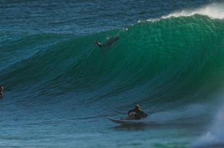 Le waveski : surfer assis avec une pagaie, le chaînon manquant entre kay...