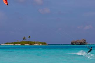 Les Maldives en kitesurf : les plus beaux lagons pour glisser sur une ea...