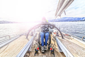 Voile handisport : comment les bateaux s’adaptent à tous les niveaux de mobilité