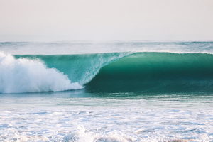 Pourquoi les vagues sont-elles souvent plus courtes et plus serrées en Méditerranée qu’en Atlantique ?