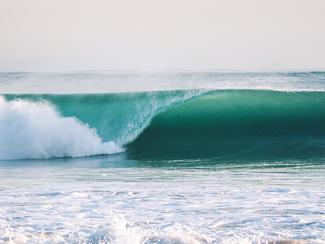 Pourquoi les vagues sont-elles souvent plus...