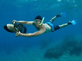 Sous la surface en août, le scooter sous-marin...