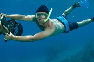 Sous la surface en août, le scooter sous-marin change l’échelle de l’exp...