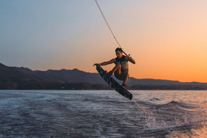 Wakesurf : en septembre, la glisse qui donne l’impression de lâcher prise derrière le bateau
