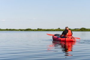 Le packrafting, ou l’art de glisser une rivière dans son sac à dos
