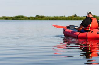 Le packrafting, ou l’art de glisser une rivière dans son sac à dos