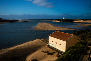Au Portugal, cette petite ville blanche ouvre sur un littoral de falaises et de grands espaces