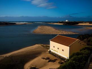 Au Portugal, cette petite ville blanche ouvre...