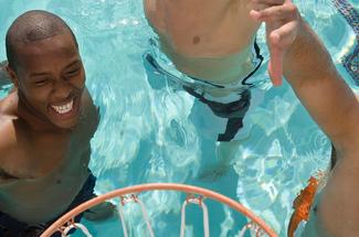 L’aqua basket, le jeu d’équipe qui met l’adresse à l’épreuve dans l’eau