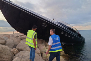 Nice : un yacht de 20 mètres s’échoue sur les rochers au pied de l’aéroport