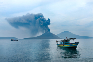 Indonésie : un bateau avec cinq journalistes à bord disparaît près du volcan Anak Krakatau