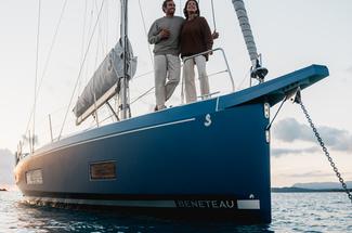 Beneteau aligne douze bateaux entre voile, croisière et sorties à la jou...