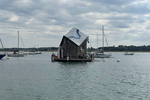 Maison flottante et itinérante sur la Côte d’Emeraude et bientôt au-delà
