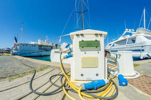 Prise de quai, terre, différentiel : votre bateau est-il vraiment bien protégé ?