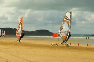 Speed sail : la planche à voile qui a quitté la mer pour le sable