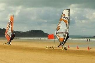 Speed sail : la planche à voile qui a quitté la mer pour le sable
