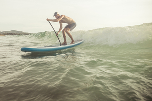 Surfer en stand-up paddle : entre glisse, équilibre et puissance