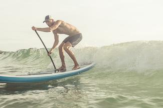 Surfer en stand-up paddle : entre glisse, équilibre et puissance