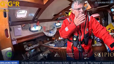 Gunnar Christensen à l’intérieur de POMPOEN, toujours vêtu de sa tenue de mer et de son gilet de sauvetage, lors de GGR Window LIVE le 26 septembre.