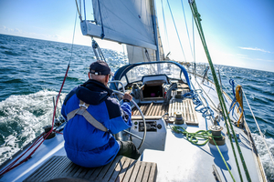 Naviguer seul au large : les règles d’or avant de larguer les amarres