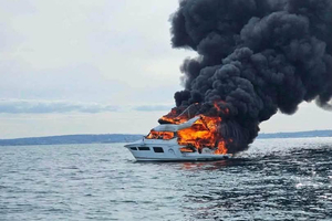 Au large de Cherbourg, un bateau de plaisance ravagé par les flammes finit par couler