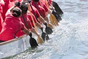 Le dragon boat, ce sport nautique devenu un allié des femmes après un cancer du sein