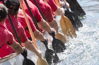 Le dragon boat, ce sport nautique devenu un allié des femmes après un ca...