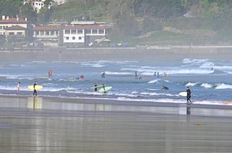Pourquoi l’automne est la meilleure saison pour les surfeurs confirmés s...