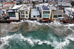 Californie : de puissantes vagues frappent le littoral et provoquent d'importants dégâts