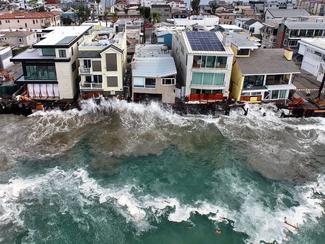 Californie : de puissantes vagues frappent le...