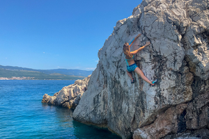 Deep water solo : grimper au-dessus de la mer sans corde ni baudrier