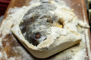 Dorade en pâte de sel : une cuisson spectaculaire qui garde le poisson incroyablement moelleux