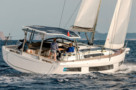 Hard-top présent sur le voilier Dufour 48 Hard-top présent sur le voilier Dufour 48