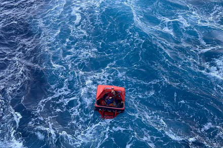 Photo prise lors du sauvetage de Fabrice Amedeo pendant la Route du Rhum - Destination Guadeloupe 2022