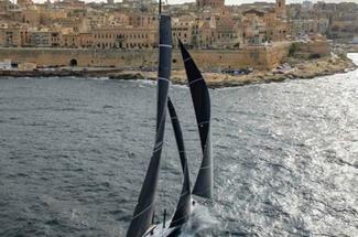 Rolex Middle Sea Race 2026 : Black Jack 100 s'impose en temps réel et si...
