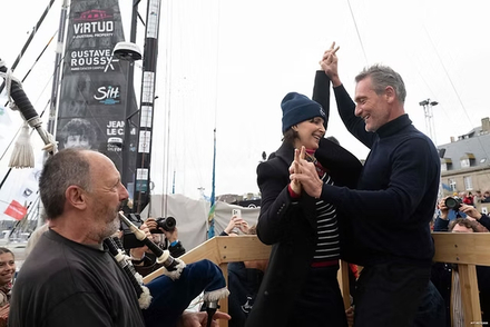 Juliette Binoche et le chef étoilé Hugo Roellinger dansant ensemble Juliette Binoche et le chef étoilé Hugo Roellinger dansant ensemble